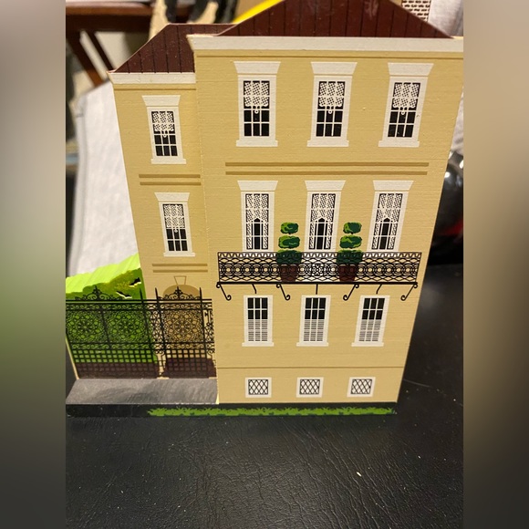 Sheila’s collection wooden house - Picture 1 of 3